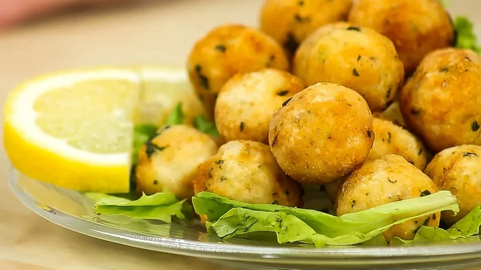 Μπάλες ψαριών με γέμιση τυριού – μια συνταγή για ένα πιάτο που θα θέλετε να μαγειρεύετε ξανά και ξανά